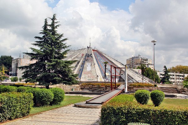 6. Tirana, Albánie. Stavba, která měla být mauzoleem komunistického vůdce Envera Hodži. Nyní je místo využíváno pro pořádání kulturních akcí